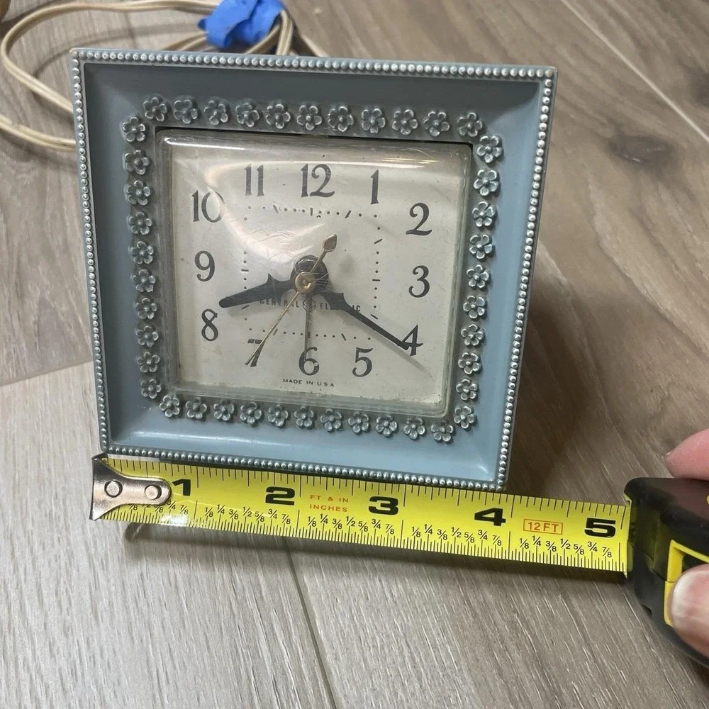 Vintage General Electric blue Alarm Clock with Flowers Model #7285 It Wobbles!‎
